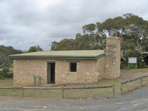 Hut, 2 rooms are accessible from this side